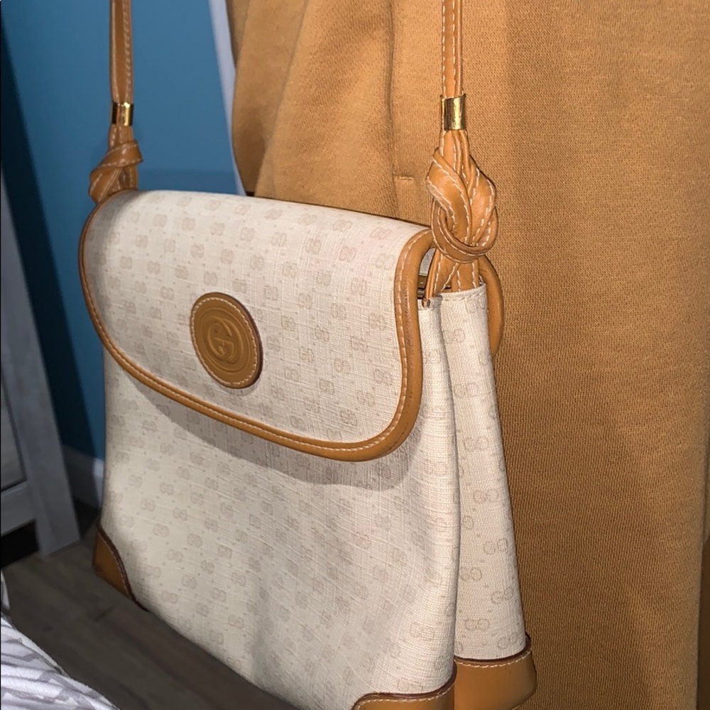 Tan vintage Gucci crossbody bag